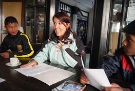 Language courses Volunteer introducing herself in Spanish